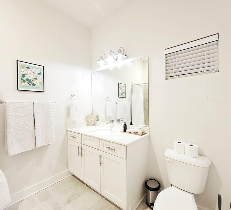 New Stylish Getaway- 5 Mil To Uptown/3 Smart Tvs! Apartment Charlotte Bagian luar foto