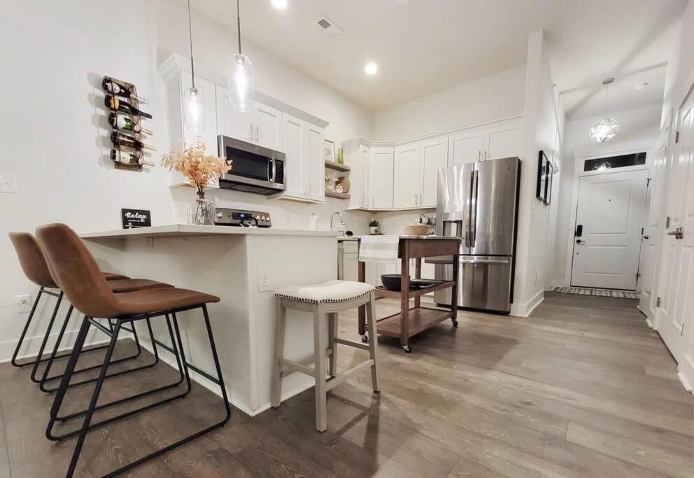 New Stylish Getaway- 5 Mil To Uptown/3 Smart Tvs! Apartment Charlotte Bagian luar foto
