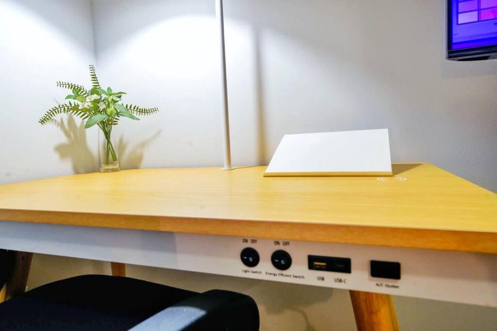 New Stylish Getaway- 5 Mil To Uptown/3 Smart Tvs! Apartment Charlotte Bagian luar foto
