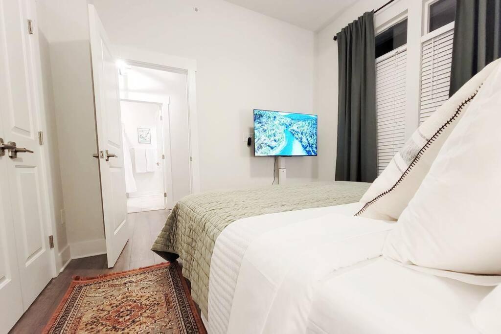 New Stylish Getaway- 5 Mil To Uptown/3 Smart Tvs! Apartment Charlotte Bagian luar foto