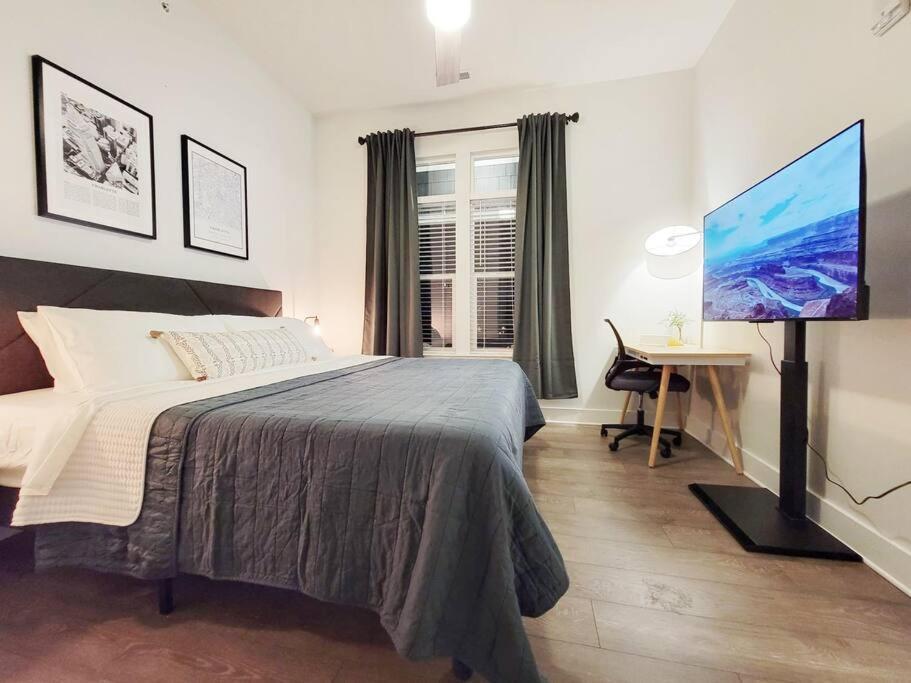 New Stylish Getaway- 5 Mil To Uptown/3 Smart Tvs! Apartment Charlotte Bagian luar foto