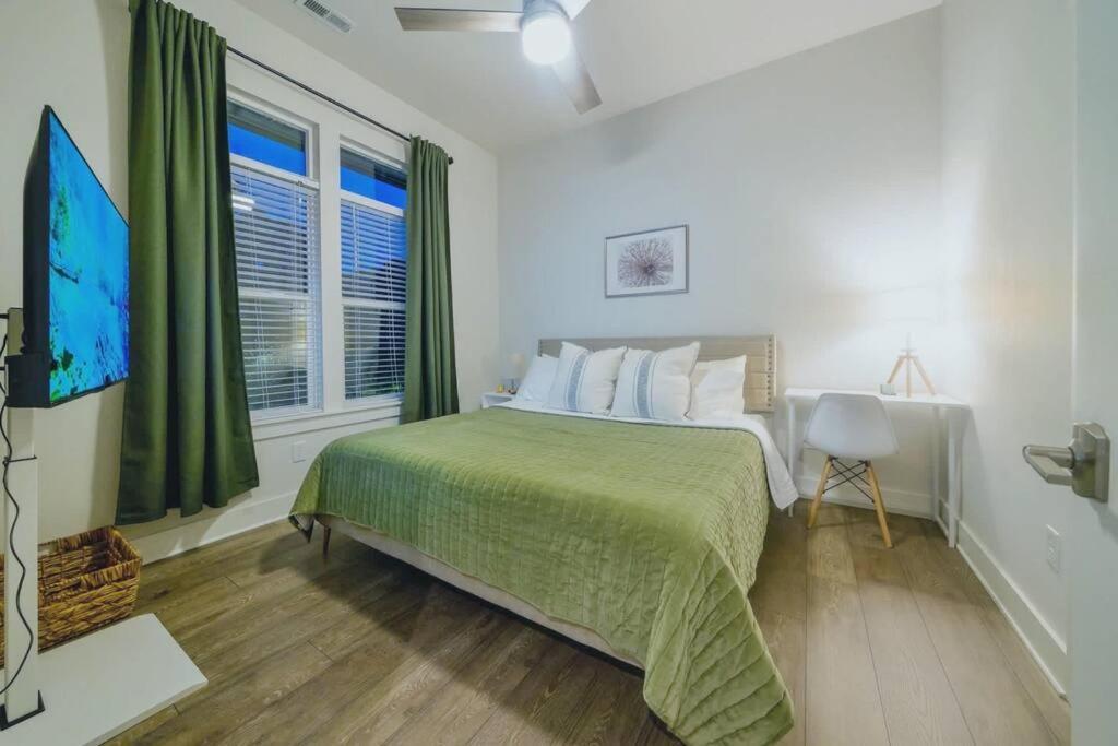 New Stylish Getaway- 5 Mil To Uptown/3 Smart Tvs! Apartment Charlotte Bagian luar foto