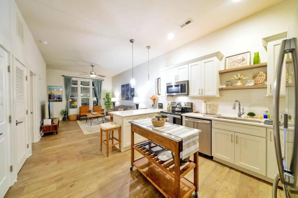 New Stylish Getaway- 5 Mil To Uptown/3 Smart Tvs! Apartment Charlotte Bagian luar foto