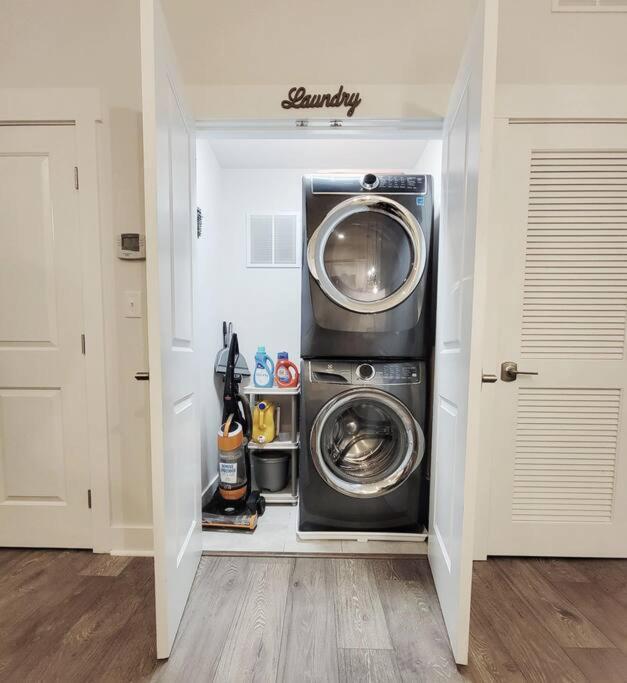 New Stylish Getaway- 5 Mil To Uptown/3 Smart Tvs! Apartment Charlotte Bagian luar foto