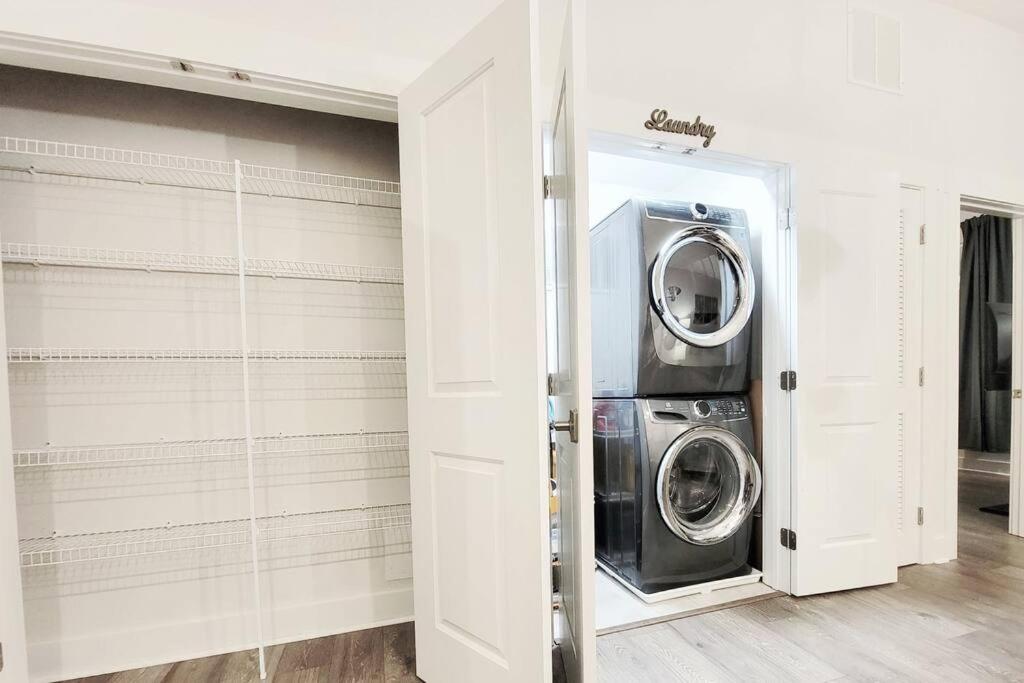 New Stylish Getaway- 5 Mil To Uptown/3 Smart Tvs! Apartment Charlotte Bagian luar foto