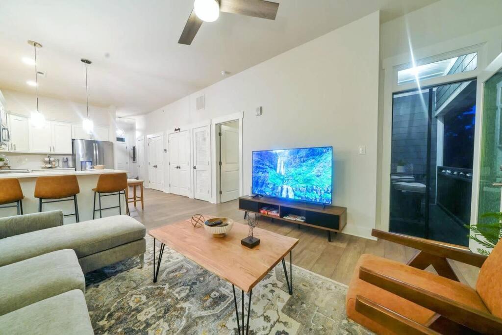 New Stylish Getaway- 5 Mil To Uptown/3 Smart Tvs! Apartment Charlotte Bagian luar foto