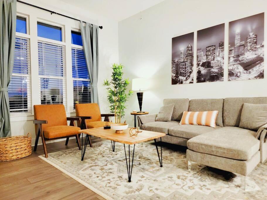 New Stylish Getaway- 5 Mil To Uptown/3 Smart Tvs! Apartment Charlotte Bagian luar foto
