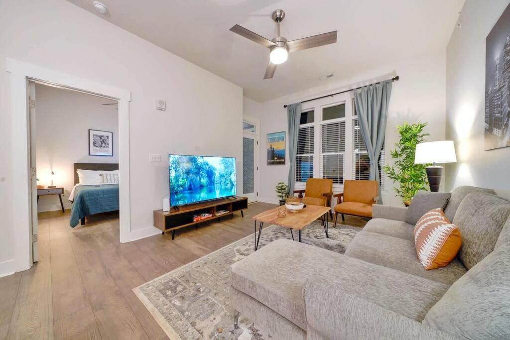 New Stylish Getaway- 5 Mil To Uptown/3 Smart Tvs! Apartment Charlotte Bagian luar foto